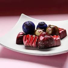 With Chef Giorgiodemarini 2019 Valentine S Day Bon Bons Collection New Collection Is Arriving Very Soon Stay Tuned Chocolate Yummy Food Chocolatier Food