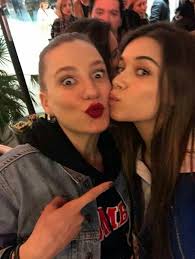 Afra Saracoglu Ve Serenay Sarikaya Sarkicilar Oyunculuk Unluler