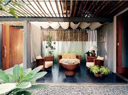 Warna putih dimiliki oleh keseluruhan dinding, jendela dan gorden ruang tamu. Desain Rumah Dengan Ruang Tamu Di Luar Cek Bahan Bangunan