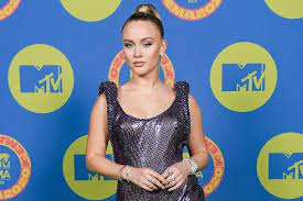 Dock blev det inget stort tacktal till publiken på galan, eftersom den genomfördes digitalt från london och budapest med anledning av. Zara Larsson Stuns With Wow Performance At The 2020 Emas Get Heard Today