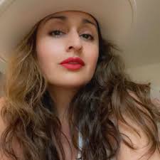 I have too many single hiking friends that don't have a space to connect  with each other. So I've created this group.