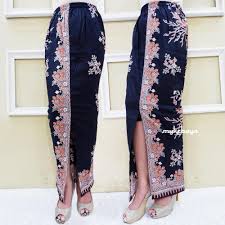 Agar tidak kesulitan saat berjalan, jangan lupa untuk kamu dapat menaruh belahan pada bagian depan ataupun samping bawahan kebaya. Jual Rok Batik Span Belah Terbaru Lazada Co Id