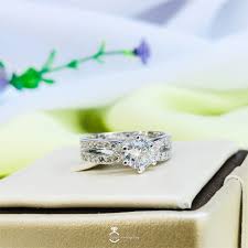 Di amerika ada tradisi dimana cincin tunangan dan cincin pernikahan adalah berbeda. Inspirasi Cincin Nikah Pria Palladium Tanpa Ada Kandungan Emas