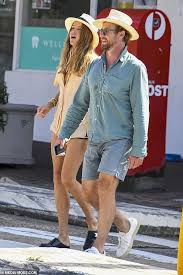 Simon baker movies and tv shows. Simon Baker Spends Easter With New Girlfriend Laura May Gibbs At His Bronte Home Aktuelle Boulevard Nachrichten Und Fotogalerien Zu Stars Sternchen