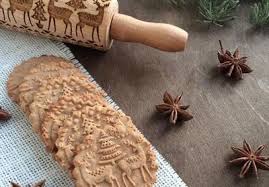 Voici L Ustensile Qui Va Faire De Vous La Reine Des Sables De Noel Elle A Table Sables De Noel Rouleau A Patisserie Tasses De Chocolat