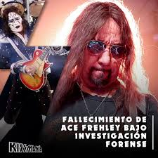 Gene Simmons pasándola bien en camerinos. 📷 Alexander Kinds