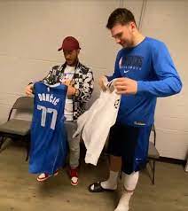 Lo mejor de doncic ante angola, un abuso salvaje 17 minutos le bastaron a la estrella de los mavericks para despachar el primer. Eden Hazard Dwarfed By 21 Year Old Basketball Player As They Swap Jerseys Daily Active