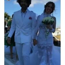 Όσα ρούχα και αν έχει η γκαρνταρόμπα μας μερικά κομμάτια της δεν θα είναι ποτέ αρκετά. To Nyfiko Ths A8hnas Oikonomakoy Den Einai Ayto Poy Fantazosoyn Queen Gr