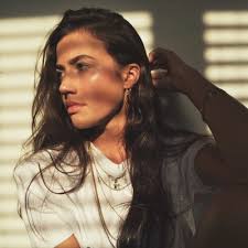 Hayley Baxter (@hayleyburtis)