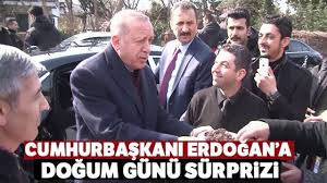 Cumhurbaşkanı recep tayyip erdoğan'a doğum gününde evinin önünde bekleyen vatandaşlar sürpriz yaptı. Cumhurbaskani Erdogan A Evinin Onunde Dogum Gunu Surprizi Youtube