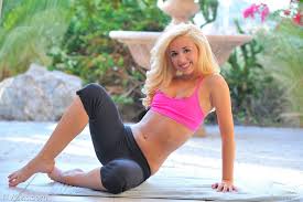 Velg blant mange lignende scener. Jayde Favorites Flexible Blonde Looker In Yoga Pants Spreads Her Long Legs Outsi R18hub