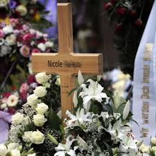 Ein interview mit den eltern eines seiner opfer. Winnenden Opfereltern Wollen Eltern Von Tim K Treffen Welt