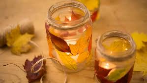 Für die kunststoffhüllen nur dochte mit metallplättchen am fuß verwenden. Windlichter Basteln Windlicht Mit Bunten Herbstblattern Bayern 1 Radio Br De