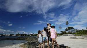 Momen foto prewed menjadi salah satu aspek yang gak bisa dilewatkan bagi pasangan millennial.tak terkecuali juga dengan calon mempelai perempuan yang mengenakan hijab. Paket Tour Belitung Wisata Pantai Liburan Murah 2021