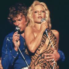 Johnny Hallyday : Sylvie Vartan revient sur sa rencontre "brutale" avec le  chanteur