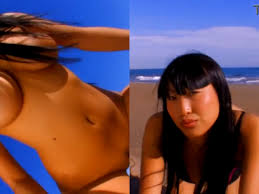 Asiática gostosa se exibindo na praia só de calcinha - Porno Carioca -  Videos Porno Amador com muito Sexo Grátis