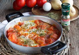 2kg di patate, ragù di carne alla siciliana, 50g di caciocavallo grattugiato, 50g di caciocavallo fresco a dadini, 100g di salame a dadini, 2 uova. Uova Con Patate E Pomodoro Secondo Piatto In Padella Facile