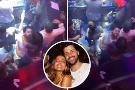 No sales reported in the last 12 months. Anitta E Filmada Beijando Affair Durante Festa Em Miami Quem Quem News