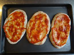 Mutti polpa keeps all the freshness of freshly picked tomatoes. Pitta Pizzas The Credit Crunch Cooke