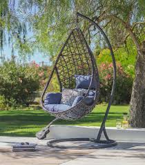 Bequemer Hangesessel Fur Die Richtige Entspannung Am Pool Gartenmobel Ideen Gartenmobel Sessel Ruckenkissen