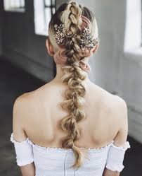 Ed ecco una versione leggermente più semplice dello chignon precedente, ideale per capelli medi e lunghi. Capelli Sposa 2018 23 Modi Per Portare Le Trecce Foto E Idee