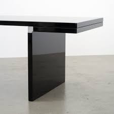 Sur les postes de travail multiples une tour métallique agissant comme piètement intermédiaire est rajoutée et assume les fonctions de point de support et de passage de câbles. Table De Travail Orseolo Noire Par Carlo Scarpa Pour Cassina 1970s En Vente Sur Pamono
