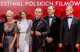 Trafia do więzienia i w tym, zdawałoby się zapomnianym przez boga miejscu, przeżywa duchowe odrodzenie. Powstaje Podkarpacki Szlak Filmowy Otwarcie W Jasliskach Gdzie Krecone Bylo M In Boze Cialo Jana Komasy Nowiny