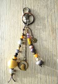 Porte Cles Ou Bijou De Sac D Inspiration Boheme Chic En Perles Naturelles De Couleur Jaune Et Lavande Breloques Ois Bijoux De Sac Porte Cle Artisanat De Fil