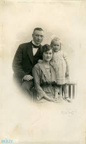 She offers birth and lifestyle newborn sessions. Arkiv Dk Anna Og Sophus Rasmussen Laerer Vridsted