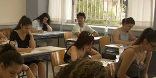 Μια «ανάσα» πριν την τελική ευθεία βρίσκονται περίπου 110.000 υποψήφιοι, καθώς σε λιγότερο από μια εβδομάδα θα ξεκινήσουν οι εξετάσεις. Aithsh Symmetoxhs Stis Panelladikes 2021 Eli3