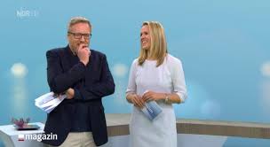 Jeden abend präsentieren die moderatoren aktuelle nachrichten. Sven Christian Seele Twitterissa Er War Mal Schleswig Holsteins Bester Wecker Bei Ndr 1 Welle Nord Heute Hat Sich Jan Malte Andresen Als Moderator Vom Ndr Schleswig Holstein Magazin Verabschiedet Jetzt Geht Es Weiter