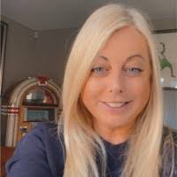 Samantha Kendall's Instagram, Twitter & Facebook