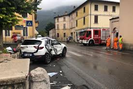 Case e appartamenti trust project.nello schianto coinvolto un autoarticolato che trasportava legname e tre a4 brescia padua. Auto Travolta Da Un Camion Feriti Madre E Figlio Giornale Di Brescia