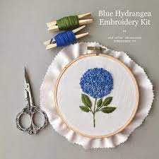 Diy Botanical Hand Embroidery Kit Embroidered Blue Hydrangea Etsy 2021 Kasnak Sanati Nakis Desenleri Nakis Tasarimlari