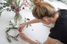 Der rustikale haarschmuck aus kunstblumen verleiht. Diy Blumenkranz Fur Die Haare Hochzeit Handmade Kultur