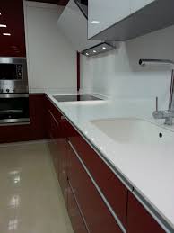Este hermoso color puede ser una buena opción con electrodomésticos elegantes y materiales modernos. Cocina Luxe Burdeos Estudio De Cocinas Sica
