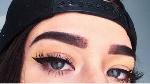 Limpia y seca tus ojos para que el maquillaje se vea bien y dure mucho tiempo, debes aplicarlo sobre un de acuerdo con la forma de tus ojos, existen distintos trucos para delinearlos correctamente: Delineado Perfecto Paso A Paso Trucos De Internet Youtube