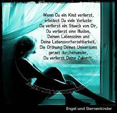 Mit dem tod eines geliebten menschen verliert man vieles, niemals aber die gemeinsam (mit deinem tod haben wir vieles verloren, doch die gemeinsame zeit wird uns weiter begleiten.) Verlust Spruche Trauer Ein Kind Verlieren Trauer