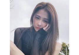 地 是我最初的歸宿 天空 是我最後的歸屬 當我紛飛而落 渲染城市灰濛濛 霧 偽裝成我. Foc Nqmxh94ukm