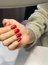 Красный маникюр  на средние ногти - 23 фото ногтей 2024