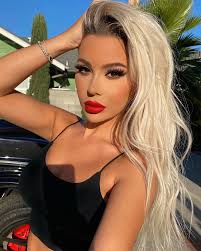 Zoom in for raw skin. This 630pm sunlight really blurred out my little  breakouts 🙌🏻 I think it's from the mask! Sculpted my face using my  @vanitymakeupcosmetics tan trio ✨✨ hair color