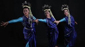 Jan 22, 2021 · meski bergelar tarian tunggal, saat ini juga sering ditampilkan dengan dua penari. Tari Tradisional Adalah Karya Seni Turun Temurun Di Indonesia Hot Liputan6 Com