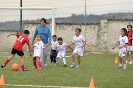 El Telegrafo Las Mujeres Cuentan En Quito Con Una Escuela De Futbol