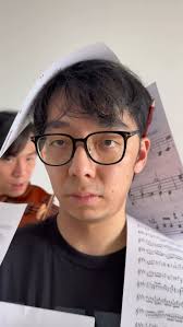 The design of the music stand is very human friendly.