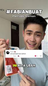 Akhirnya pempek salmon well…Jangan lupa follow buat ikutin eksperen gw  terus 😆! #fabianbuat #pempek #salmon