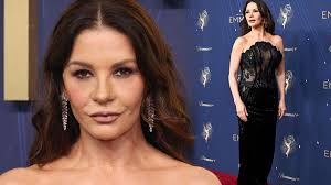 Catherine Zeta-Jones po nevhodném komentáři k chlapci vzbudila rozruch i na  Emmy: Pod průsvitnou róbou