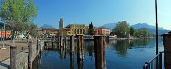 Il garda non solo è il più grande lago d'italia, ma è anche il più ricco di storia, arte e paesaggio. Lago Di Garda Hotel Appartamenti Agriturismo Camping