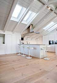 Idee Per Mansarde Moderne Ben Illuminate Cucina Open Space Con Pareti Soffitti Arredi E M Illuminazione Mansarda Rimodellare La Soffitta Pavimenti In Legno