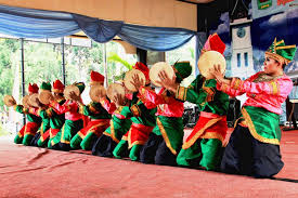 Tari saman berasal dari pulau sumatra, tepatnya dari daerah nangroe aceh darussalam (nad). Tari Saman Dari Aceh Memiliki Pola Lantai Berbentuk Brainly