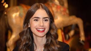 Todas las claves para lograr unas cejas perfectas al estilo Lily Collins en  'Emily in Paris'